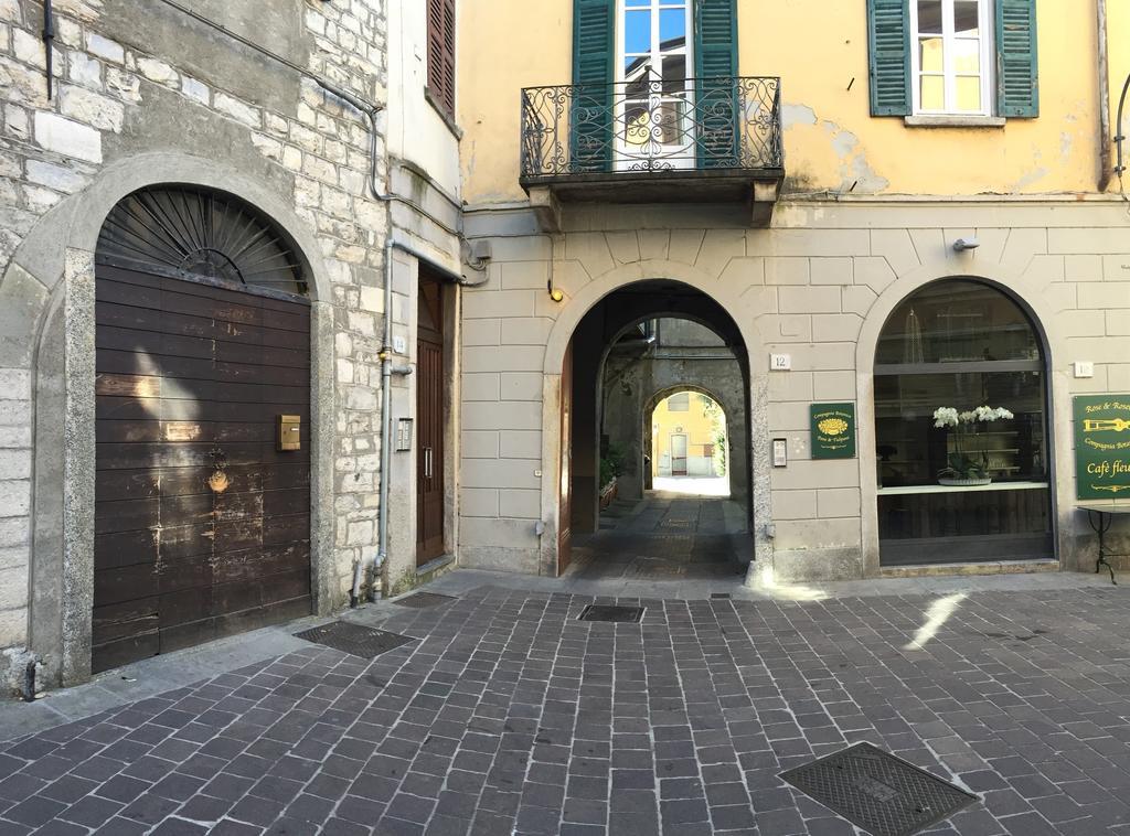 Ancient Courtyard Bonanomi In Como Historic Centre Szoba fotó